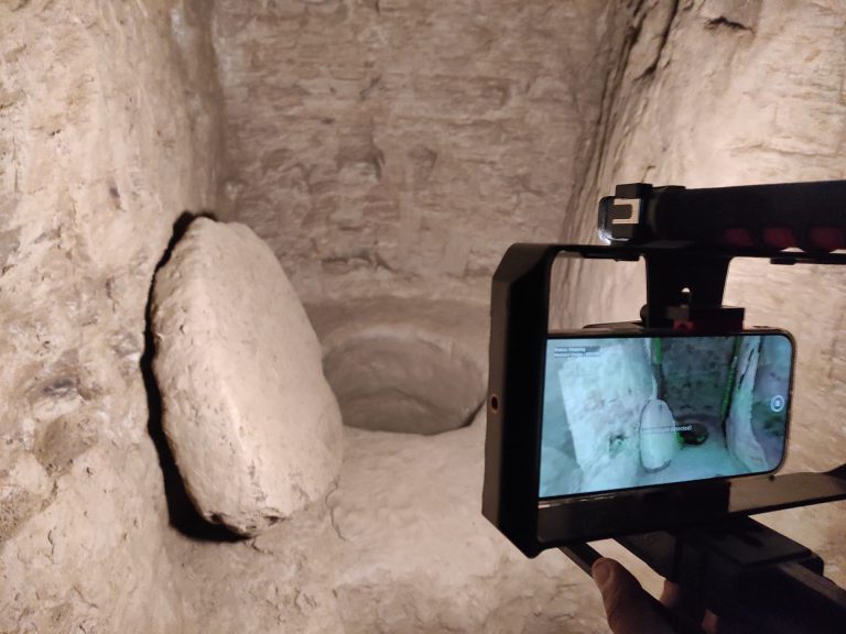 Inneres der Erdstalls, Raum 5, mit Verschlussstein und 3D-Scanner MOBES