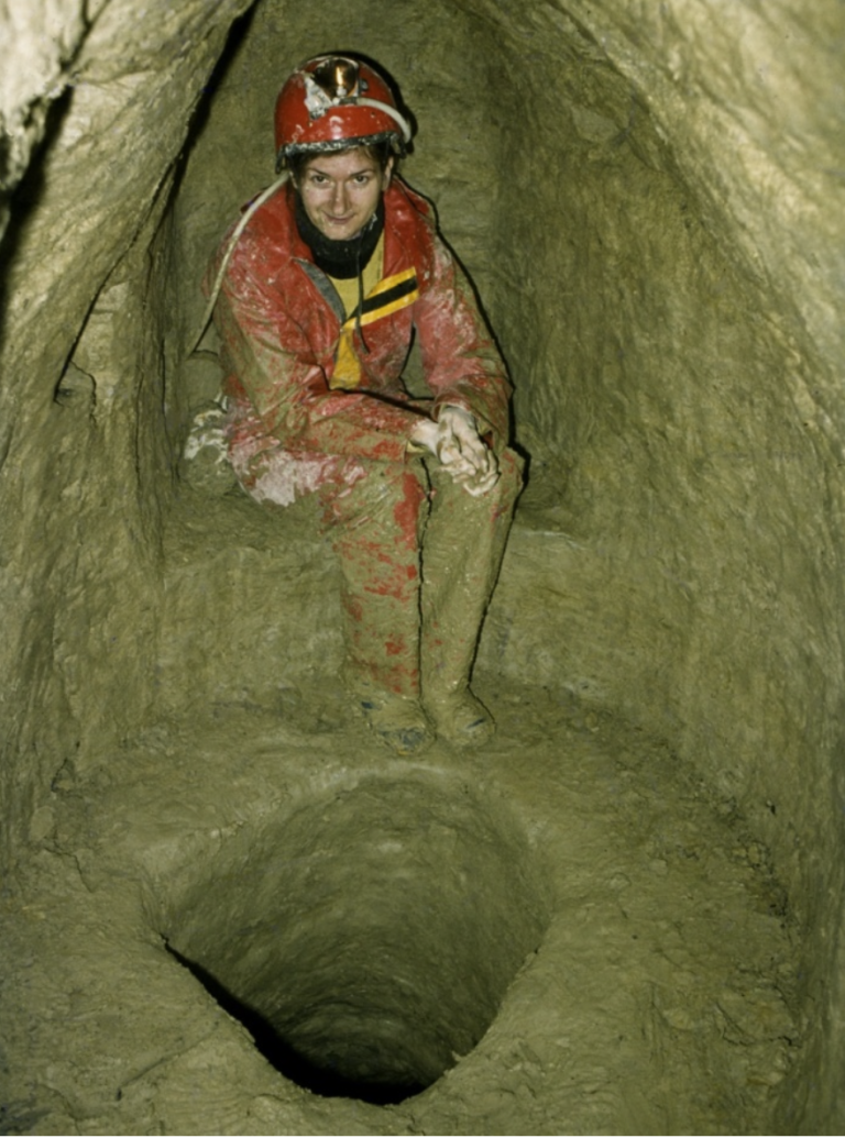 Schlupf mit "Wächternische" im Erdstall Wiesinger, Stein 3, Tollet