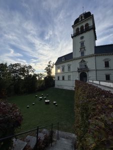 Kunstinstallation Bootes vor Schloss
