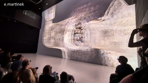 3D-Erdstallprojektion mit Besuchern
